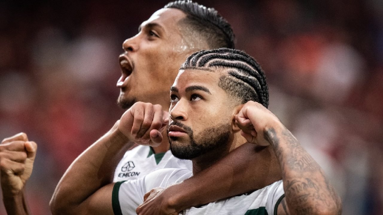 Lucas-Ronier-comemora-gol-Coritiba-Arena-da-Baixada