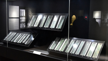 Trechos do pergaminho de cobre, exibidos no Museu da Jordânia. — Foto: Trechos d