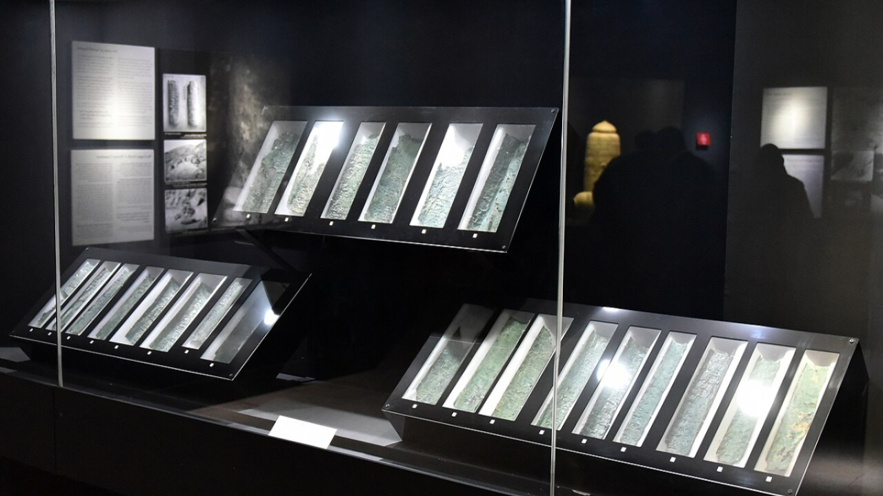Trechos do pergaminho de cobre, exibidos no Museu da Jordânia. — Foto: Trechos d