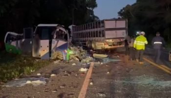Micro-onibus-e-carreta-acidente.jpg
