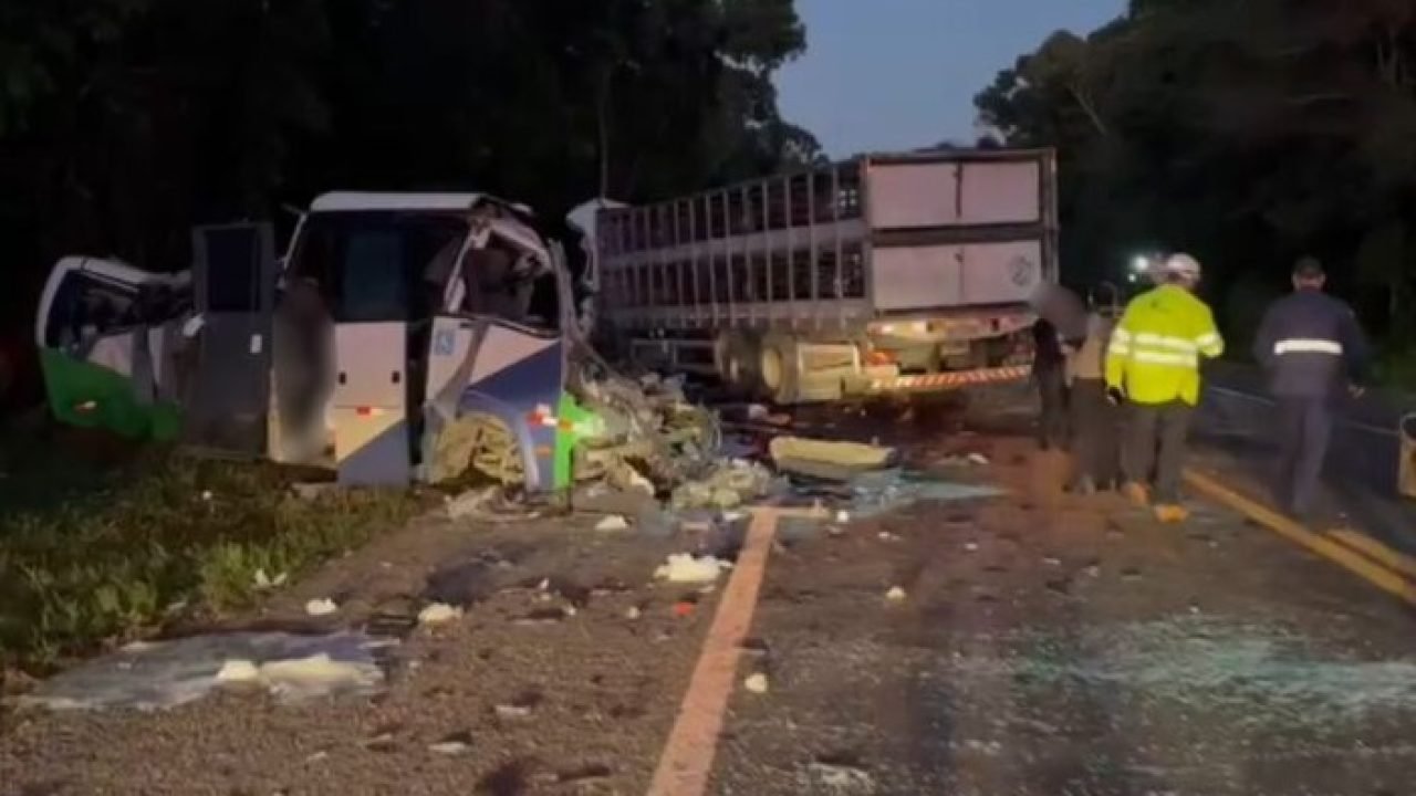 Micro-onibus-e-carreta-acidente.jpg