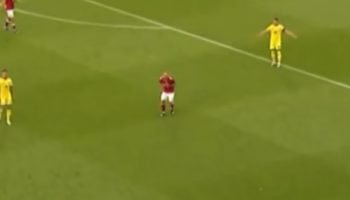 Eriksen leva a mão ao peito momentos antes de desmaiar em campo. — Foto: Eriksen