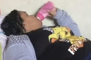 Mulher de 37 anos que se passava por criança e adotava comportamentos infantis,