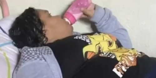 Mulher de 37 anos que se passava por criança e adotava comportamentos infantis,