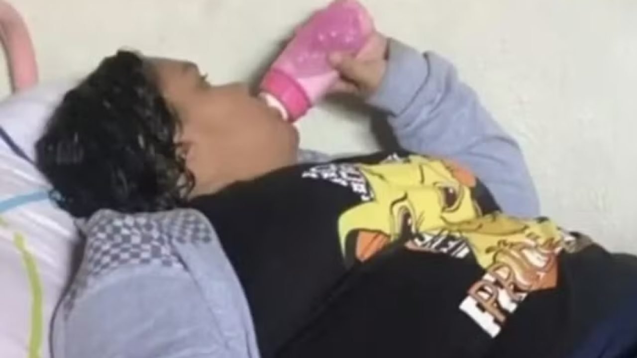 Mulher de 37 anos que se passava por criança e adotava comportamentos infantis,