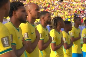 Jogadores da Seleção Brasileira durante o hino nacional na partida de estreia da