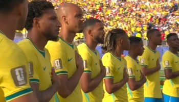 Jogadores da Seleção Brasileira durante o hino nacional na partida de estreia da