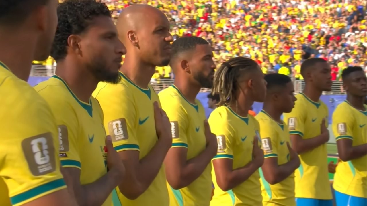 Jogadores da Seleção Brasileira durante o hino nacional na partida de estreia da