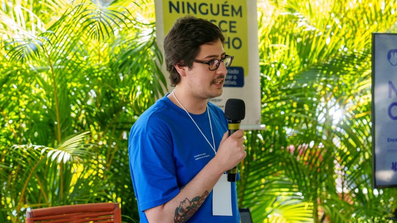 Pedro Eliert, fundador da Freehelper, durante palestra. Foto: Henrique Thoms