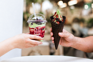 SHAKE E CONE ESPECIAL MATCHA E AMARENA