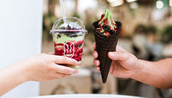 SHAKE E CONE ESPECIAL MATCHA E AMARENA