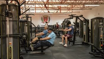 Aulas de hidroginástica são oferecidas em diferentes horários durante a semana.