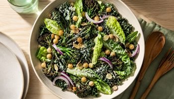 Salada-Caesar-de-Broccolini-Grelhado-com-Couve-e-Grao-de-Bico.jpg