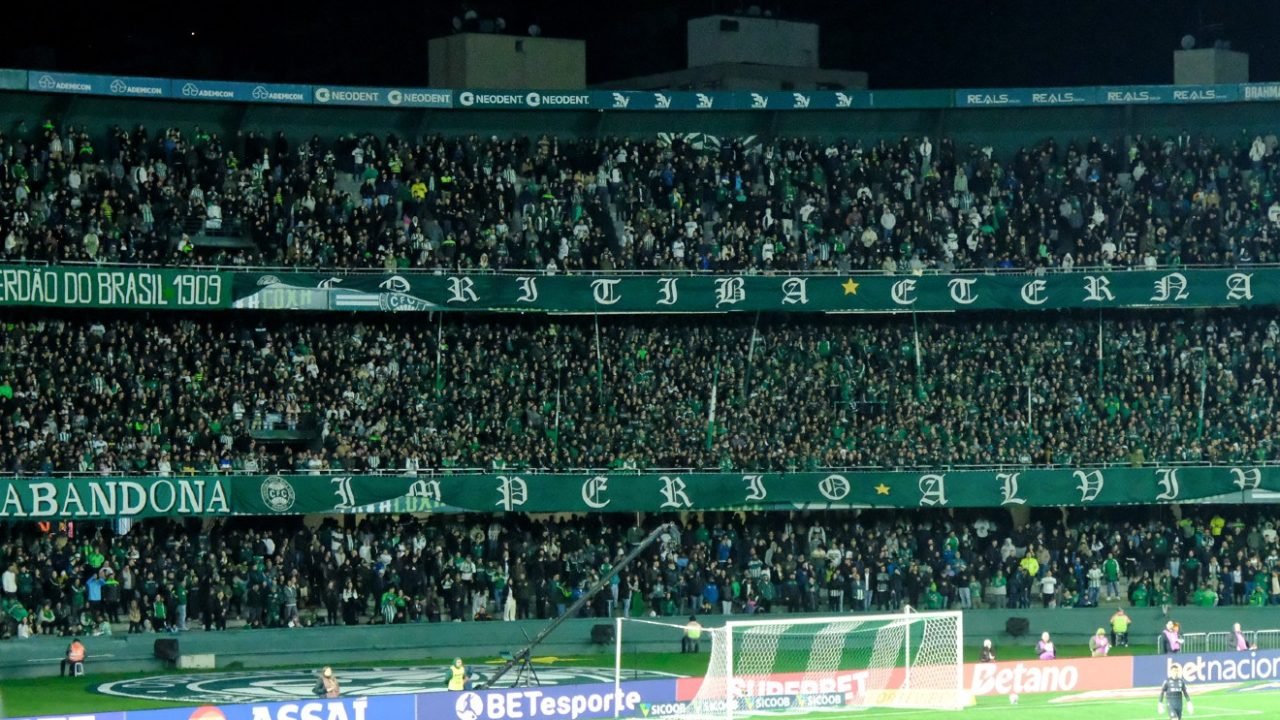 Torcida-do-Coritiba-no-Couto-Pereira