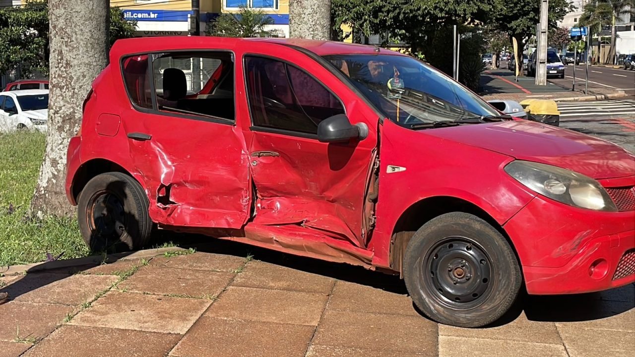 Um acidente grave ocorreu em Cascavel, envolvendo um Renault Sandero e um Chevro