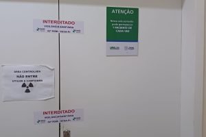 Imagens da porta do Raio-X interditado na UPA Rui Barbosa, uma das maiores de São José dos Pinhais (Foto: Divulgação)