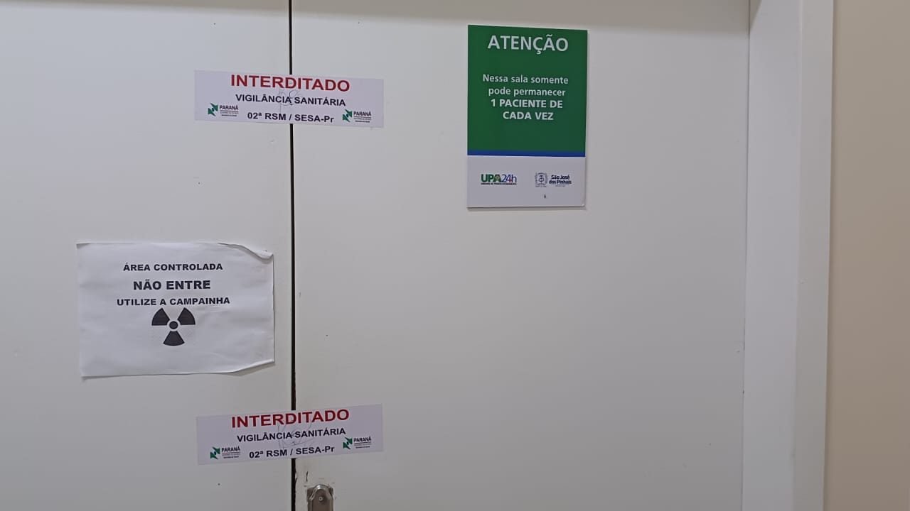 Imagens da porta do Raio-X interditado na UPA Rui Barbosa, uma das maiores de São José dos Pinhais (Foto: Divulgação)