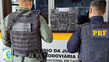 Ação de fiscalização resulta em apreensão de 35 iPhones em Cascavel — Foto: Polí