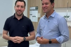 Secretário das Cidades Guto Silva e o neurocirurgião João Elias El Sarraf (Foto: Ascom/GS)