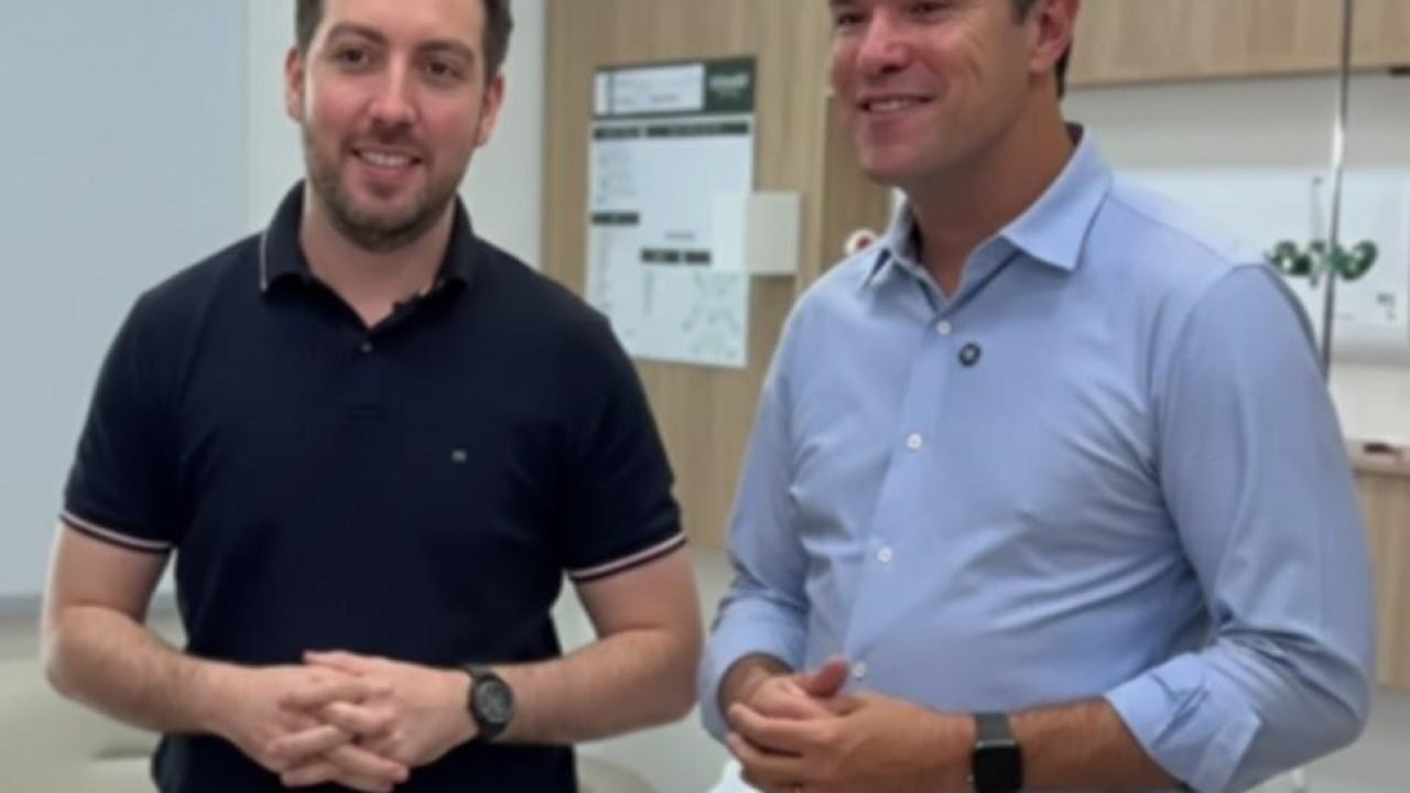 Secretário das Cidades Guto Silva e o neurocirurgião João Elias El Sarraf (Foto: Ascom/GS)