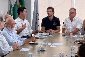 Guto Silva com o prefeito de Londrina, Tiago Amaral e demais prefeitos durante reunião da Amepar (Crédito/Fotos: AMEPAR/Divulgação)