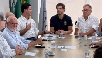 Guto Silva com o prefeito de Londrina, Tiago Amaral e demais prefeitos durante reunião da Amepar (Crédito/Fotos: AMEPAR/Divulgação)