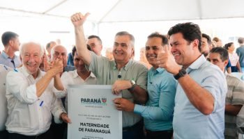 Guto Silva acompanhado do vice-governador Darci Pìana, do secretário Beto Preto e do prefeito Adriano Ramos (Foto: Crédito/Fotos: Secid-Pr/AEN)