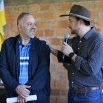 Deputado estadual Artagão Júnior e o prefeito Jaison Mendes durante cerimônia de anúncio dos recursos para as pavimentações (Foto: Ascom/AJ)