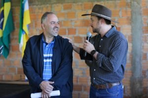 Deputado estadual Artagão Júnior e o prefeito Jaison Mendes durante cerimônia de anúncio dos recursos para as pavimentações (Foto: Ascom/AJ)