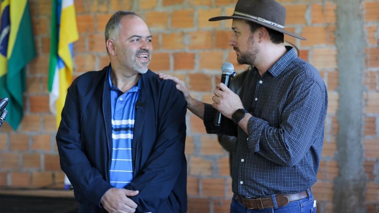 Deputado estadual Artagão Júnior e o prefeito Jaison Mendes durante cerimônia de anúncio dos recursos para as pavimentações (Foto: Ascom/AJ)