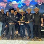 Geraldo Mendes acompanha a entrega da premiação do rodeio (Ascom/GM)