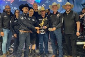 Geraldo Mendes acompanha a entrega da premiação do rodeio (Ascom/GM)