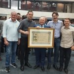 Da esquerda para a direita: o secretário de Transportes Adilson Poleze, o prefeito de Quedas do Iguaçu Rafael Moura, o homenageado Lauri Francisco Paludo, o presidente da Câmara de Quedas do Iguaçu Rodolfo Revers e o secretário de Administração Cris Colsenti.