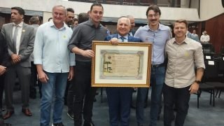 Da esquerda para a direita: o secretário de Transportes Adilson Poleze, o prefeito de Quedas do Iguaçu Rafael Moura, o homenageado Lauri Francisco Paludo, o presidente da Câmara de Quedas do Iguaçu Rodolfo Revers e o secretário de Administração Cris Colsenti.