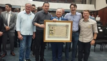 Da esquerda para a direita: o secretário de Transportes Adilson Poleze, o prefeito de Quedas do Iguaçu Rafael Moura, o homenageado Lauri Francisco Paludo, o presidente da Câmara de Quedas do Iguaçu Rodolfo Revers e o secretário de Administração Cris Colsenti.