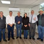 Da esquerda para a direita: Eduardo Arjona Simões, chefe de gabinete do deputado federal Geraldo Mendes; Francisco Rall, procurador; Hermes Santa Rosa, prefeito de Faxinal; Marcela Enfermeira, vereadora; Nivaldo Ramos, diretor-geral da Secretaria da Justiça e Cidadania do Paraná; e o deputado federal Geraldo Mendes. 
(Foto: Nucom/Seju)