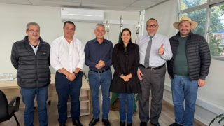 Da esquerda para a direita: Eduardo Arjona Simões, chefe de gabinete do deputado federal Geraldo Mendes; Francisco Rall, procurador; Hermes Santa Rosa, prefeito de Faxinal; Marcela Enfermeira, vereadora; Nivaldo Ramos, diretor-geral da Secretaria da Justiça e Cidadania do Paraná; e o deputado federal Geraldo Mendes. 
(Foto: Nucom/Seju)