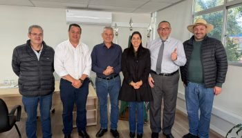 Da esquerda para a direita: Eduardo Arjona Simões, chefe de gabinete do deputado federal Geraldo Mendes; Francisco Rall, procurador; Hermes Santa Rosa, prefeito de Faxinal; Marcela Enfermeira, vereadora; Nivaldo Ramos, diretor-geral da Secretaria da Justiça e Cidadania do Paraná; e o deputado federal Geraldo Mendes. 
(Foto: Nucom/Seju)
