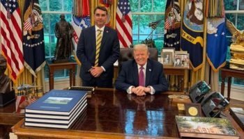 Flávio Bolsonaro com Donald Trump no Salão Oval — Foto: Flávio Bolsonaro com Don