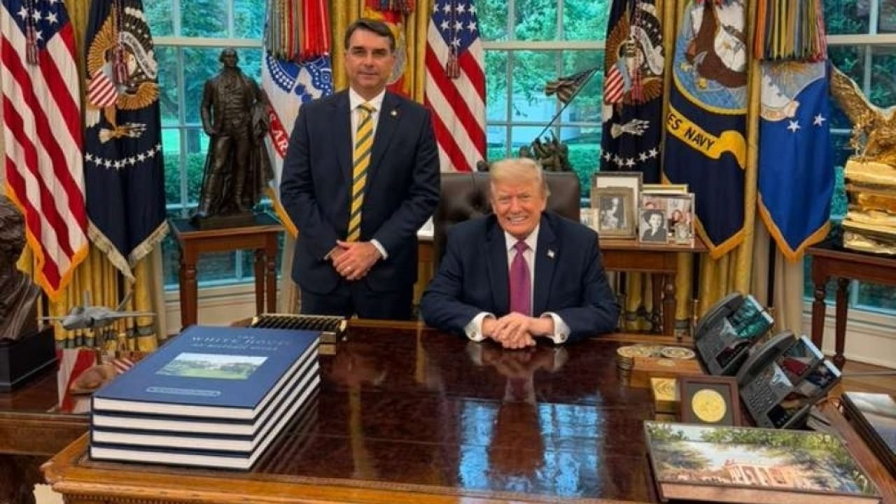 Flávio Bolsonaro com Donald Trump no Salão Oval — Foto: Flávio Bolsonaro com Don
