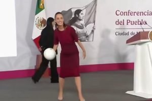 Foto: Jornalista cai de cara no chão ao tentar pegar bola lançada pela president