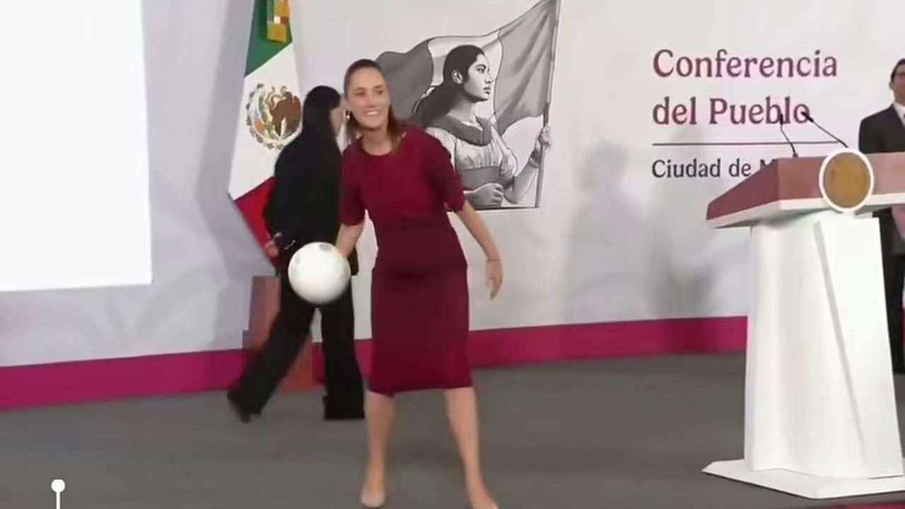 Foto: Jornalista cai de cara no chão ao tentar pegar bola lançada pela president