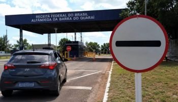 Você sabe o que significa essa placa de trânsito com uma linha no meio e fundo b