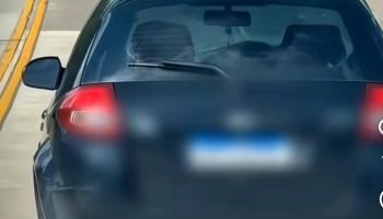 FLAGRANTE: Carro em zigue-zague durante viagem chama atenção de motorista e víde