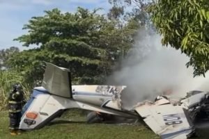 URGENTE: Avião de pequeno porte cai em Marília/SP; VEJA VÍDEO — Foto: URGENTE: A