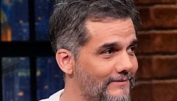 Foto: 1 de 1 Imagem colorida de Wagner Moura no talk show de Seth Myers - Foto: