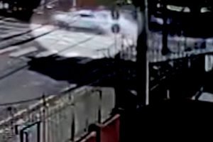 motorista de aplicativo preso em carro após batida no boa vista, em curitiba — F