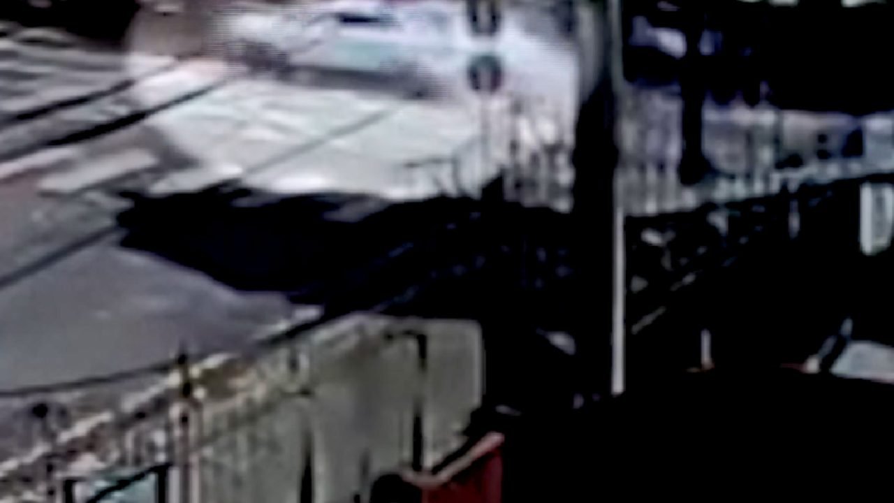 motorista de aplicativo preso em carro após batida no boa vista, em curitiba — F