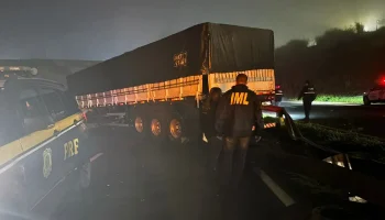 A rodovia ficou bloqueada por quase cinco horas (Foto: Divulgação/PRF)