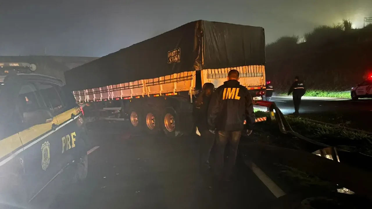 A rodovia ficou bloqueada por quase cinco horas (Foto: Divulgação/PRF)
